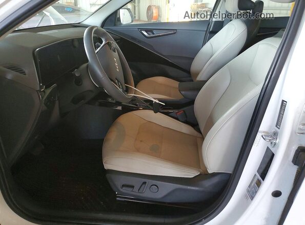 KNDCR3LE2P5049001 2023 KIA NIRO White Widok wnętrza z przodu