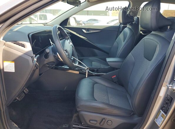 KNDCR3LE6P5058316 2023 KIA NIRO Серый Вид салона спереди