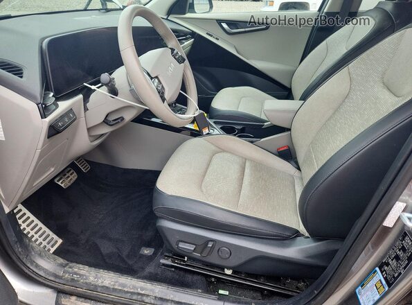 KNDCT3L15P5032143 2023 KIA NIRO Silver Front interior view