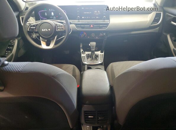 KNDEPCAA8R7522020 2024 KIA SELTOS Белый Вид панели приборов