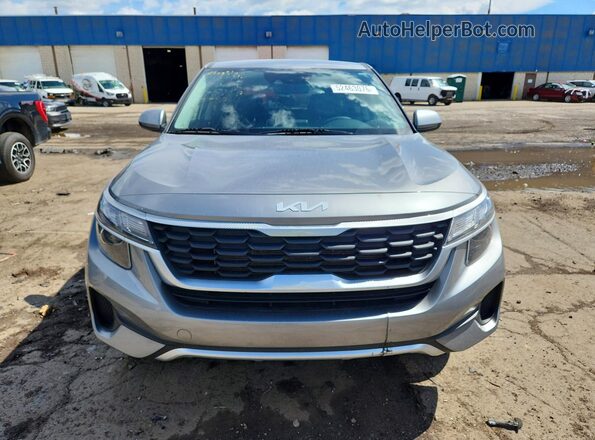 KNDEPCAAXP7409151 2023 KIA SELTOS Серебряный Вид спереди