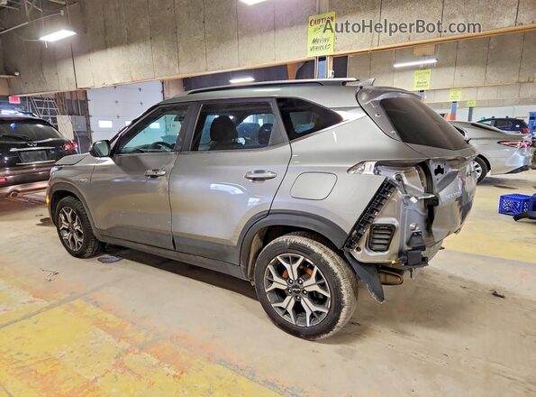 KNDERCAA5P7421458 2023 KIA SELTOS Серебряный Задняя левая четверть