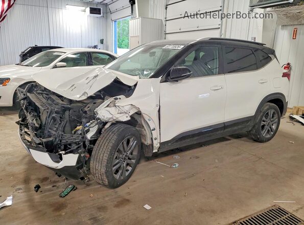 KNDEUCAA9P7358024 2023 KIA SELTOS White Przód lewy