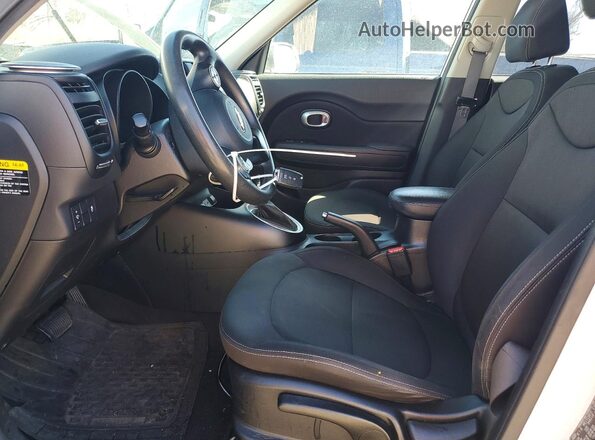 KNDJN2A2XH7412866 2017 KIA SOUL Белый Вид салона спереди