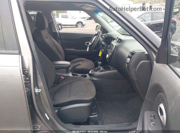 KNDJN2A2XJ7521155 2018 KIA SOUL Зеленый Вид салона спереди