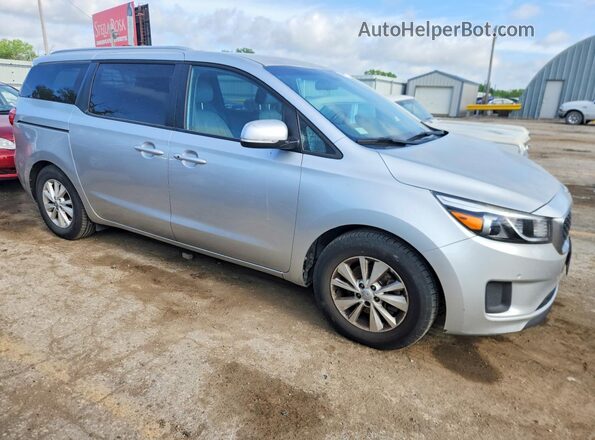 KNDMB5C10H6246083 2017 KIA SEDONA Silver Delantero derecho
