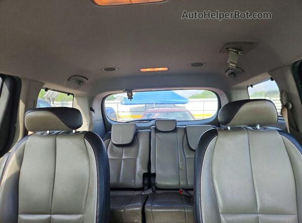 KNDMB5C10H6246083 2017 KIA SEDONA Silver Vista de los asientos traseros