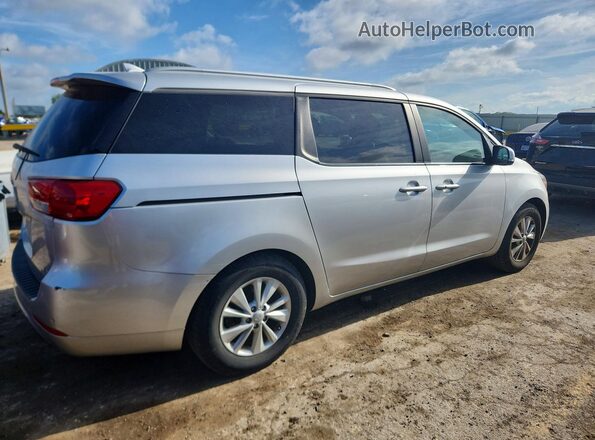 KNDMB5C10H6246083 2017 KIA SEDONA Silver Trasero derecho