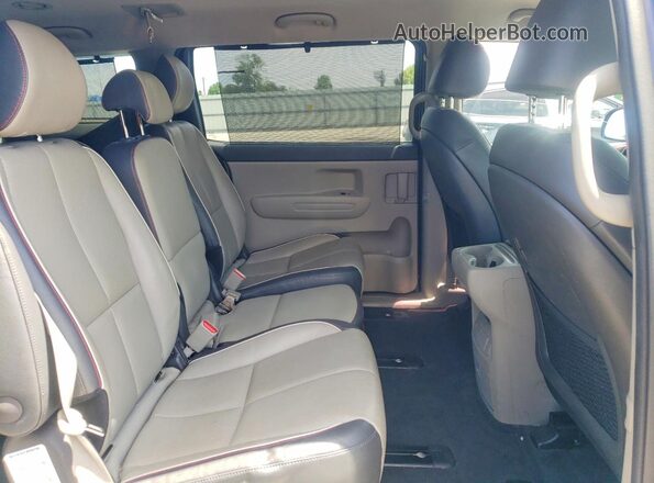 KNDMB5C11J6410673 2018 KIA SEDONA Blue Widok wnętrza z tyłu
