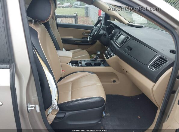 KNDMB5C12H6266867 2017 KIA SEDONA Gold Widok wnętrza z przodu