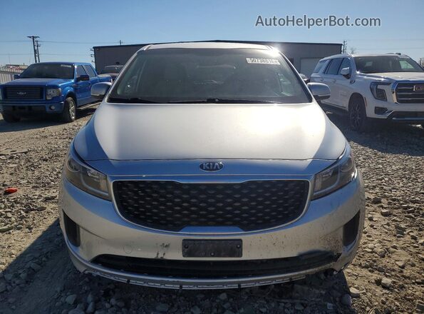 KNDMB5C13H6227138 2017 KIA SEDONA Серебряный Вид спереди