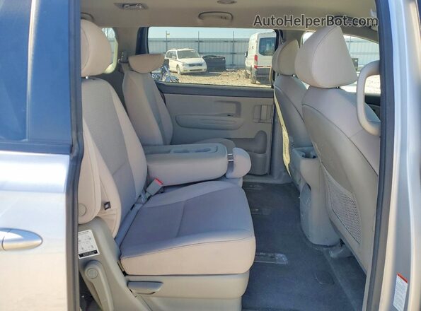 KNDMB5C13H6227138 2017 KIA SEDONA Серебряный Вид задней части салона