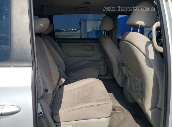 KNDMB5C14H6227293 2017 KIA SEDONA Silver Вид задньої частини салону