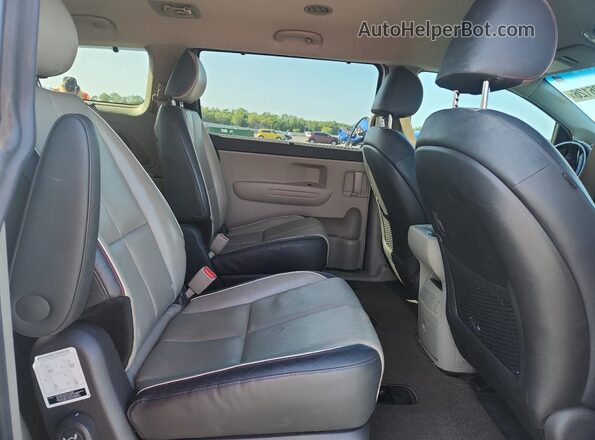 KNDMB5C15H6305919 2017 KIA SEDONA Silver Vista interior trasera