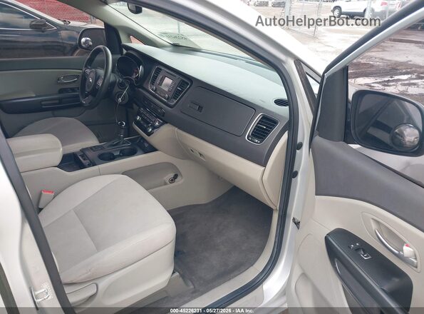 KNDMB5C16G6099654 2016 KIA SEDONA Серебряный Вид салона спереди