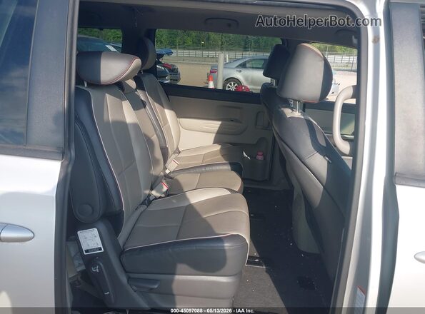 KNDMB5C16J6355637 2018 KIA SEDONA Silver Vista de la etiqueta del VIN