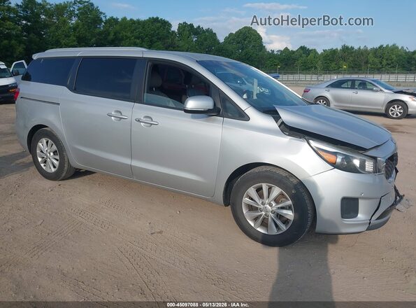 KNDMB5C16J6355637 2018 KIA SEDONA Silver Delantero derecho