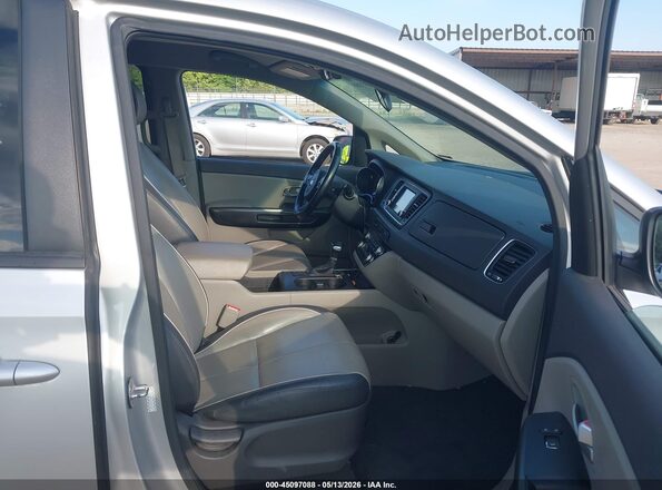 KNDMB5C16J6355637 2018 KIA SEDONA Silver Vista interior delantera