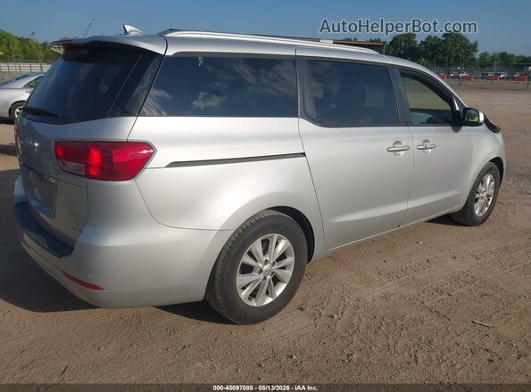 KNDMB5C16J6355637 2018 KIA SEDONA Silver Trasero derecho