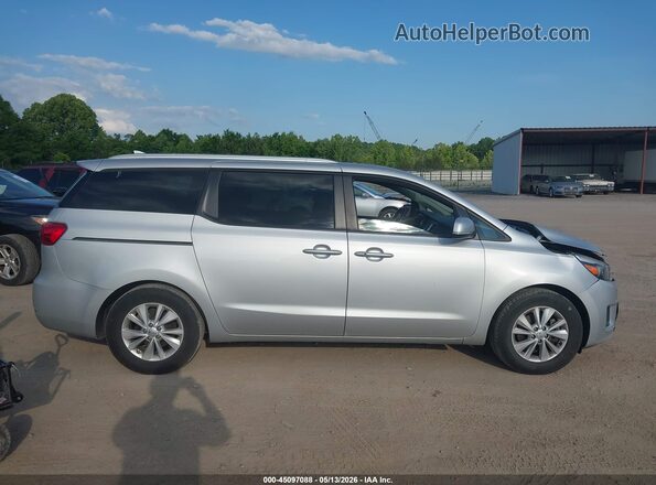 KNDMB5C16J6355637 2018 KIA SEDONA Silver Vista interior trasera