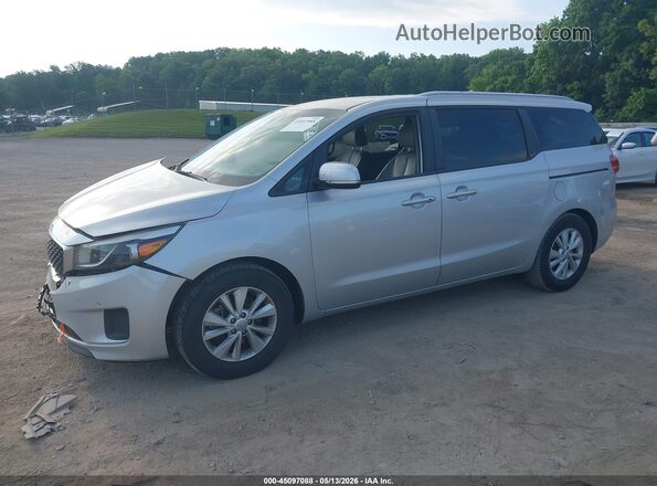 KNDMB5C16J6355637 2018 KIA SEDONA Silver Vista tres cuartos delantera izquierda
