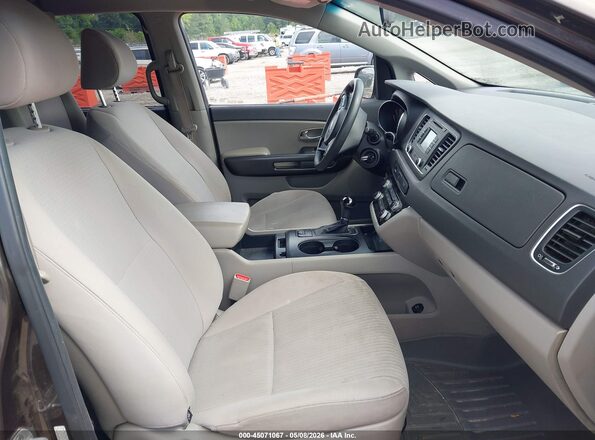 KNDMB5C17G6178685 2016 KIA SEDONA Коричневый Вид салона спереди