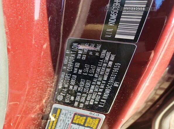KNDMB5C19H6319659 2017 KIA SEDONA Burgundy Vista de la etiqueta del VIN