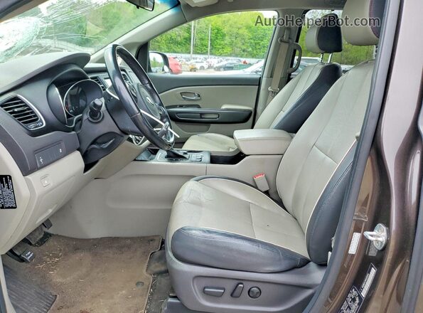 KNDMB5C19H6336302 2017 KIA SEDONA Коричневый Вид салона спереди