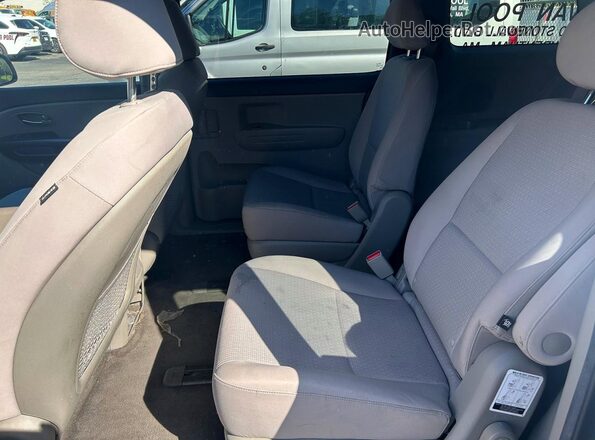 KNDMB5C19J6383643 2018 KIA SEDONA Серый Вид сзади