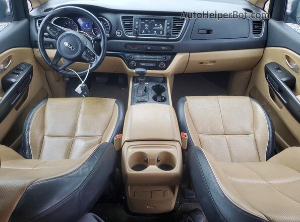 KNDMB5C1XH6319105 2017 KIA SEDONA Темно-бордовый Вид панели приборов