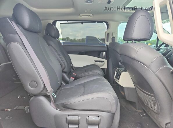 KNDNE5H34R6415352 2024 KIA CARNIVAL Maroon Widok wnętrza z tyłu