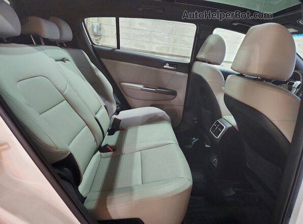 KNDP6CAC2N7997881 2022 KIA SPORTAGE White Rear interior view