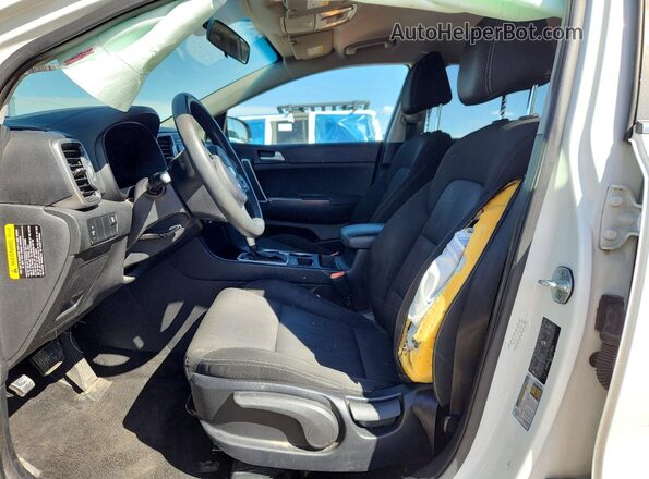 KNDPMCAC7H7238511 2017 KIA SPORTAGE Белый Вид салона спереди