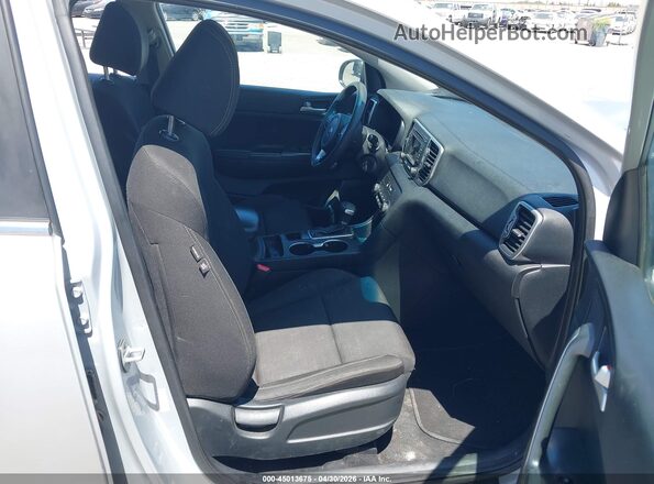 KNDPMCAC7J7381545 2018 KIA SPORTAGE Серебряный Вид салона спереди