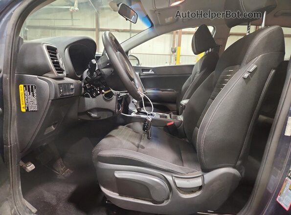 KNDPMCAC7J7447155 2018 KIA SPORTAGE Blue Widok wnętrza z przodu