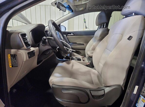 KNDPMCAC8H7101075 2017 KIA SPORTAGE Синий Вид салона спереди