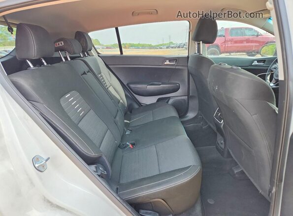 KNDPMCAC8J7426671 2018 KIA SPORTAGE White Widok wnętrza z tyłu