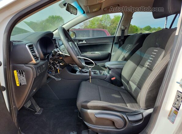 KNDPMCAC8J7426671 2018 KIA SPORTAGE White Widok wnętrza z przodu
