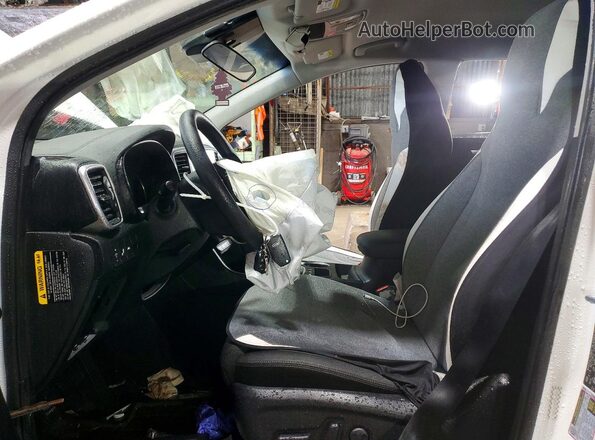 KNDPMCAC8M7935941 2021 KIA SPORTAGE Белый Вид салона спереди