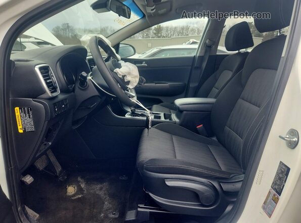 KNDPMCAC8M7939469 2021 KIA SPORTAGE Белый Вид салона спереди
