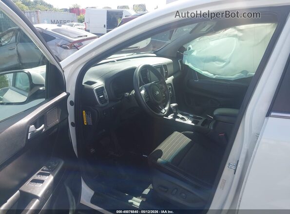 KNDPMCACXH7076387 2017 KIA SPORTAGE Белый Вид салона спереди