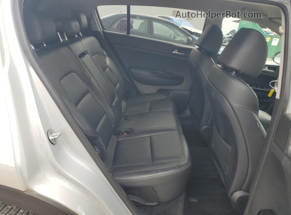KNDPN3AC1J7365077 2018 KIA SPORTAGE Silver Rear interior view