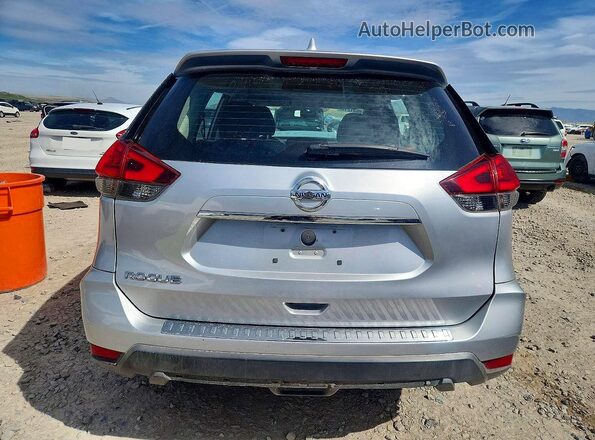 KNMAT2MT2HP586568 2017 NISSAN ROGUE Silver Widok z tyłu