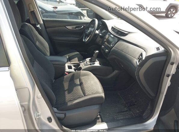 KNMAT2MT4JP572841 2018 NISSAN ROGUE Серебряный Вид салона спереди
