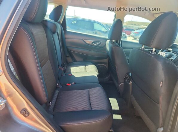 KNMAT2MT6HP542329 2017 NISSAN ROGUE Gray Rear interior view