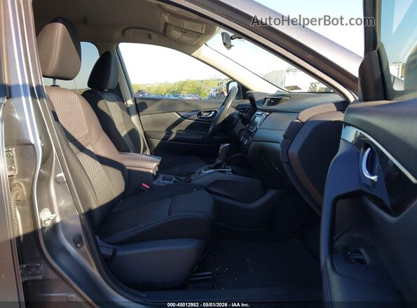 KNMAT2MT7JP543737 2018 NISSAN ROGUE Серый Вид салона спереди