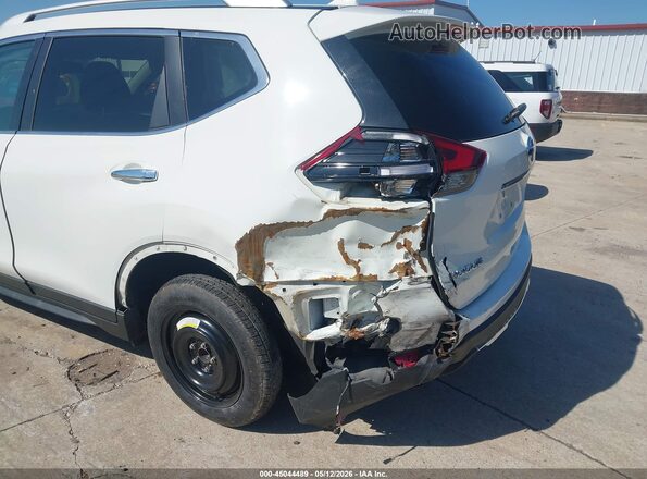 KNMAT2MT8JP590212 2018 NISSAN ROGUE Белый Вид спереди