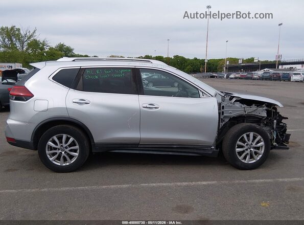 KNMAT2MT9JP593684 2018 NISSAN ROGUE Silver Vista interior trasera