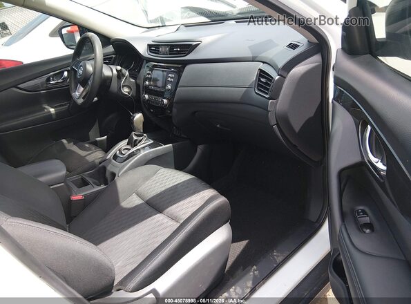 KNMAT2MV3HP598875 2017 NISSAN ROGUE White Widok wnętrza z przodu