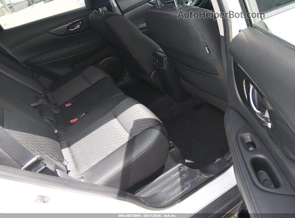 KNMAT2MV3HP598875 2017 NISSAN ROGUE White Widok naklejki z numerem VIN